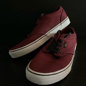 MEN’S MAROON VANS SNEAKERS.